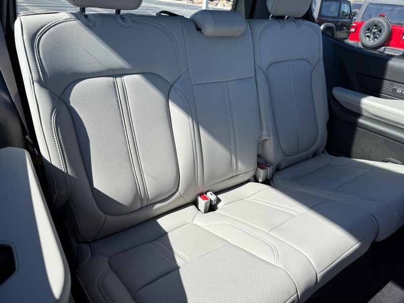 Jeep Grand Wagoneer Vehicle Full-screen Gallery Image 13