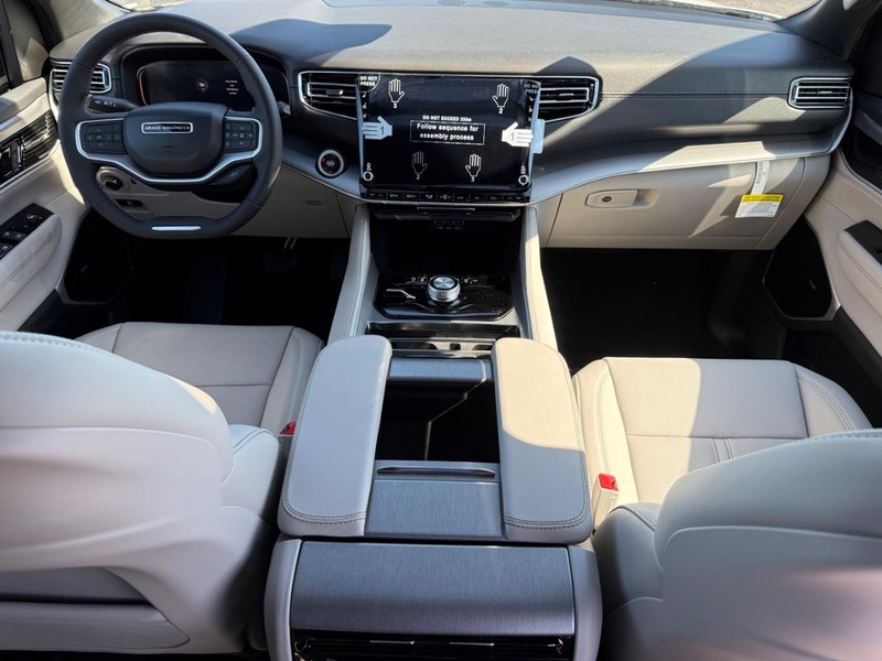 Jeep Grand Wagoneer Vehicle Full-screen Gallery Image 15