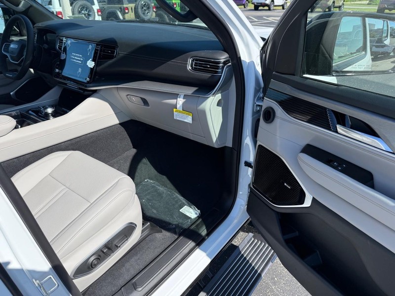 Jeep Grand Wagoneer Vehicle Full-screen Gallery Image 17