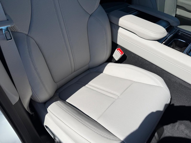 Jeep Grand Wagoneer Vehicle Full-screen Gallery Image 18