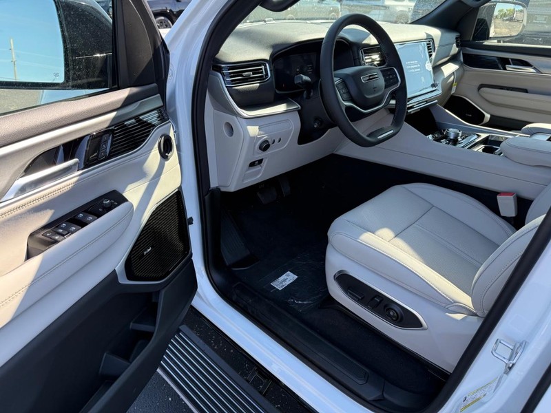Jeep Grand Wagoneer Vehicle Full-screen Gallery Image 19