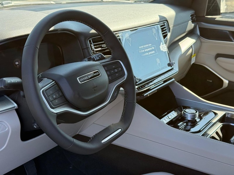 Jeep Grand Wagoneer Vehicle Full-screen Gallery Image 21