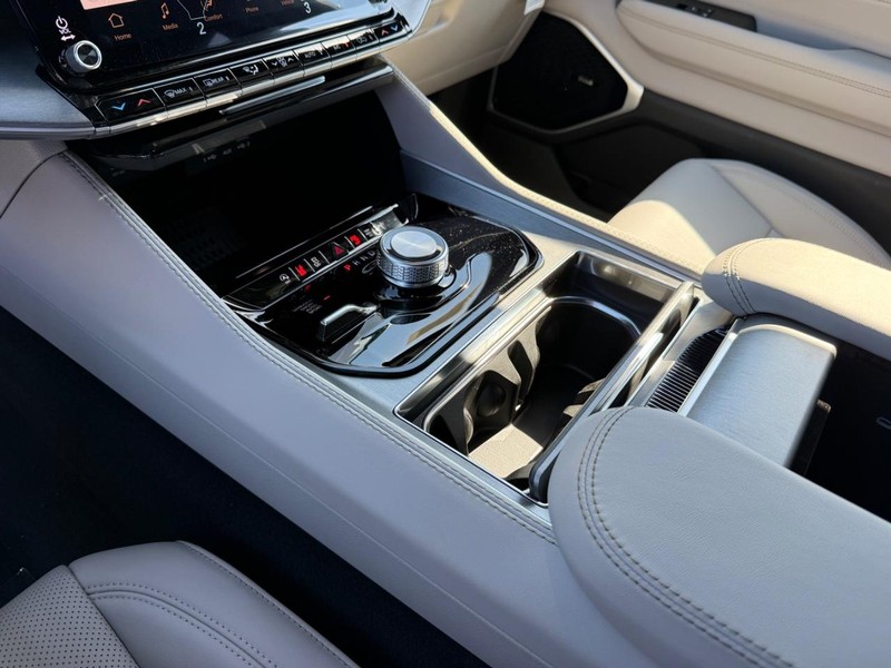 Jeep Grand Wagoneer Vehicle Full-screen Gallery Image 27