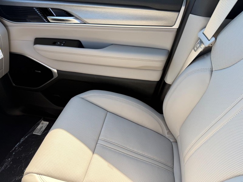 Jeep Grand Wagoneer Vehicle Full-screen Gallery Image 28