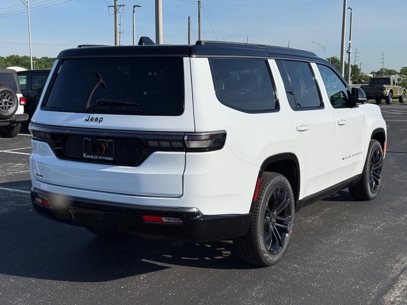 Jeep Grand Wagoneer Vehicle Full-screen Gallery Image 3
