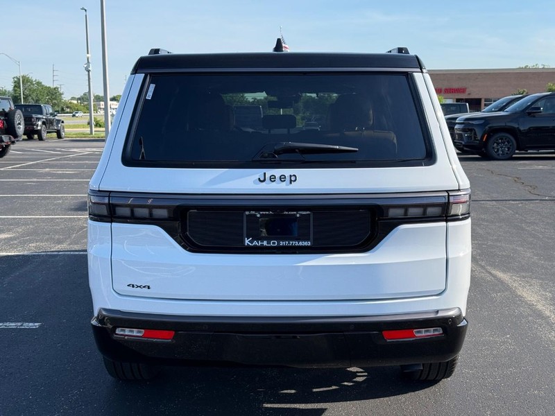 Jeep Grand Wagoneer Vehicle Full-screen Gallery Image 4
