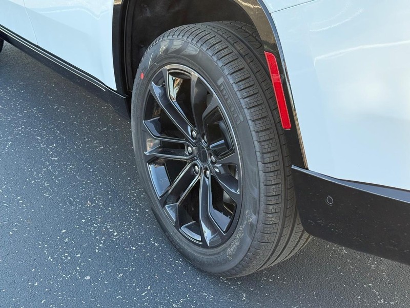 Jeep Grand Wagoneer Vehicle Full-screen Gallery Image 6