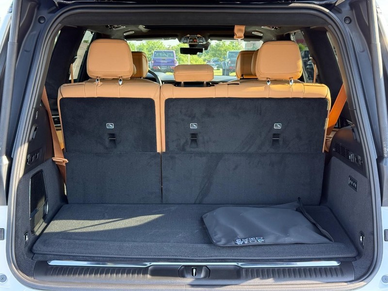Jeep Grand Wagoneer Vehicle Full-screen Gallery Image 7