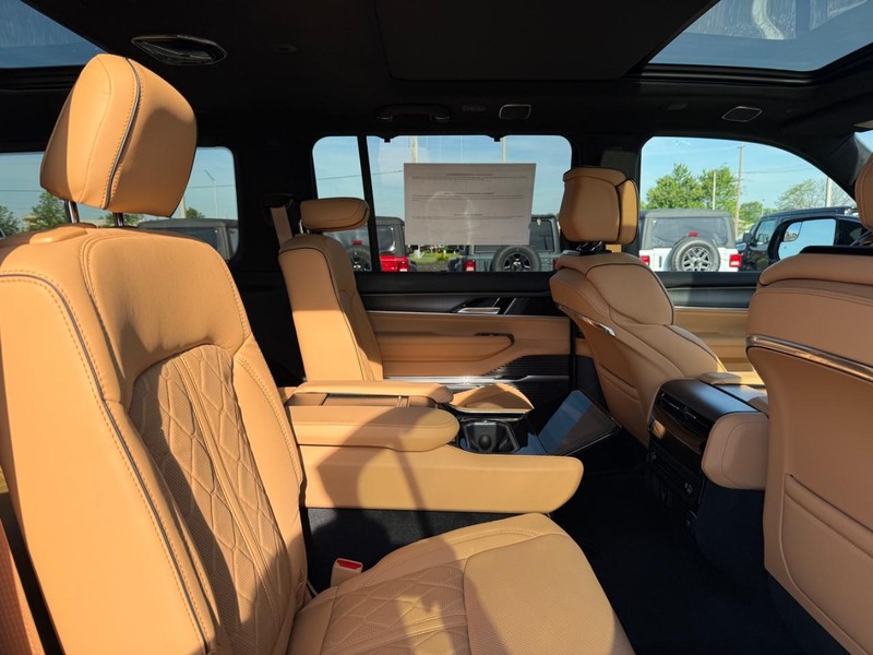 Jeep Grand Wagoneer Vehicle Full-screen Gallery Image 11