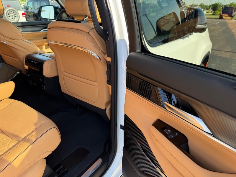 Jeep Grand Wagoneer Vehicle Full-screen Gallery Image 12