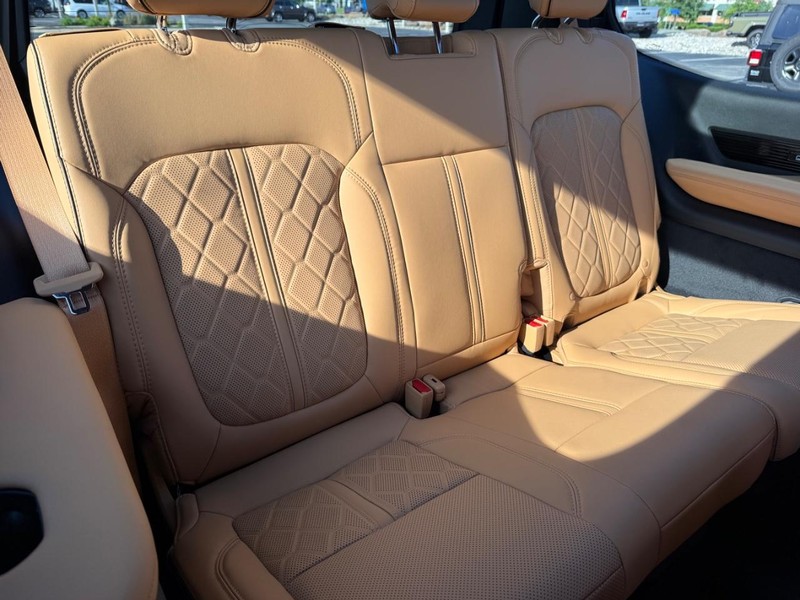Jeep Grand Wagoneer Vehicle Full-screen Gallery Image 13