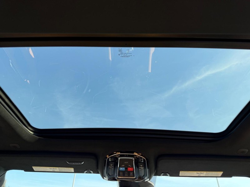 Jeep Grand Wagoneer Vehicle Full-screen Gallery Image 14