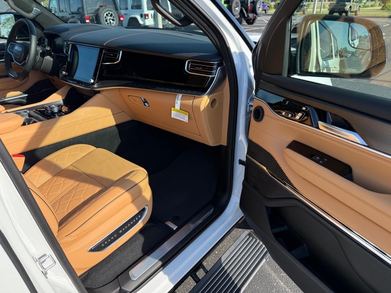 Jeep Grand Wagoneer Vehicle Full-screen Gallery Image 17