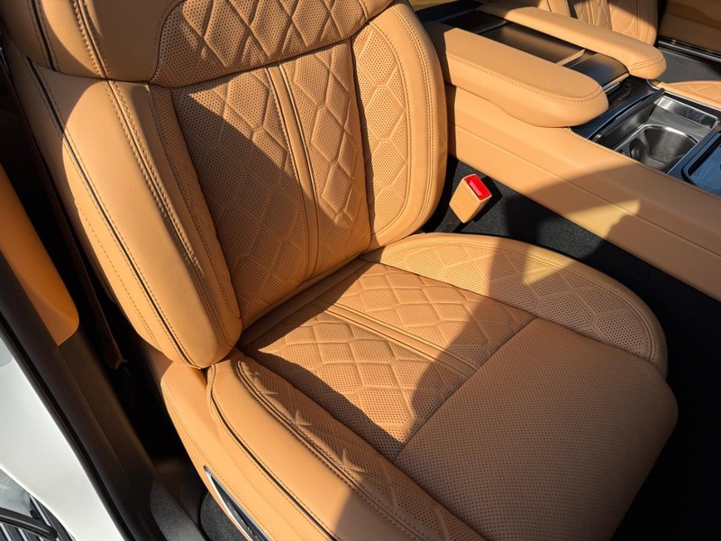 Jeep Grand Wagoneer Vehicle Full-screen Gallery Image 18