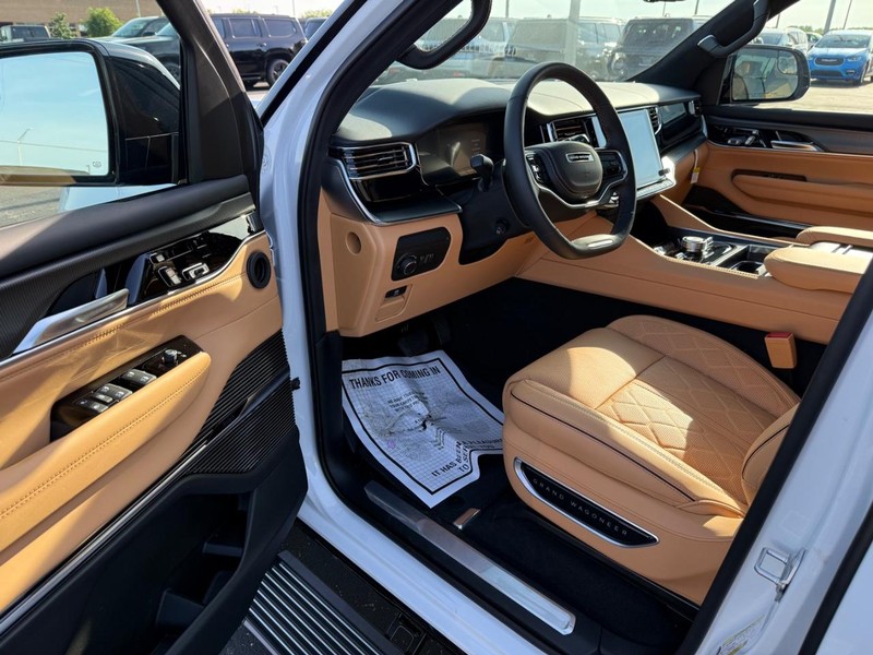 Jeep Grand Wagoneer Vehicle Full-screen Gallery Image 19