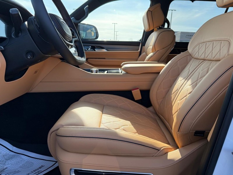 Jeep Grand Wagoneer Vehicle Full-screen Gallery Image 20
