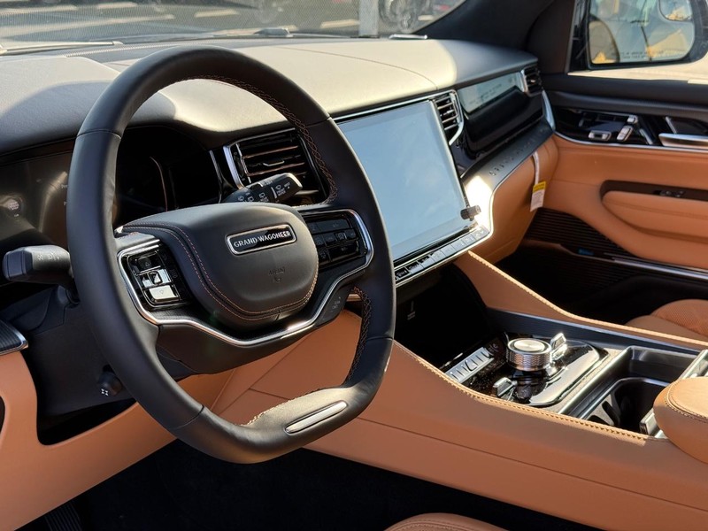 Jeep Grand Wagoneer Vehicle Full-screen Gallery Image 21