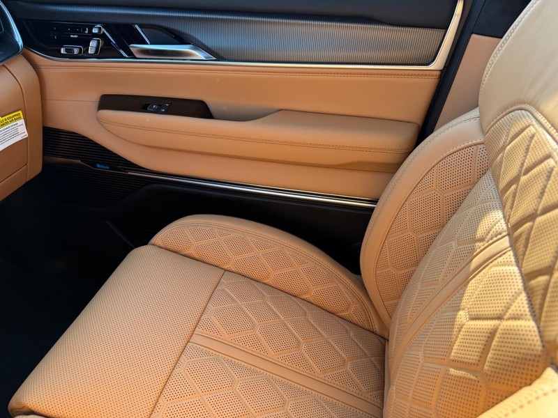 Jeep Grand Wagoneer Vehicle Full-screen Gallery Image 28