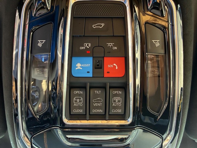 Jeep Grand Wagoneer Vehicle Full-screen Gallery Image 29