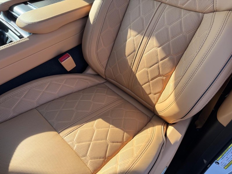 Jeep Grand Wagoneer Vehicle Full-screen Gallery Image 32