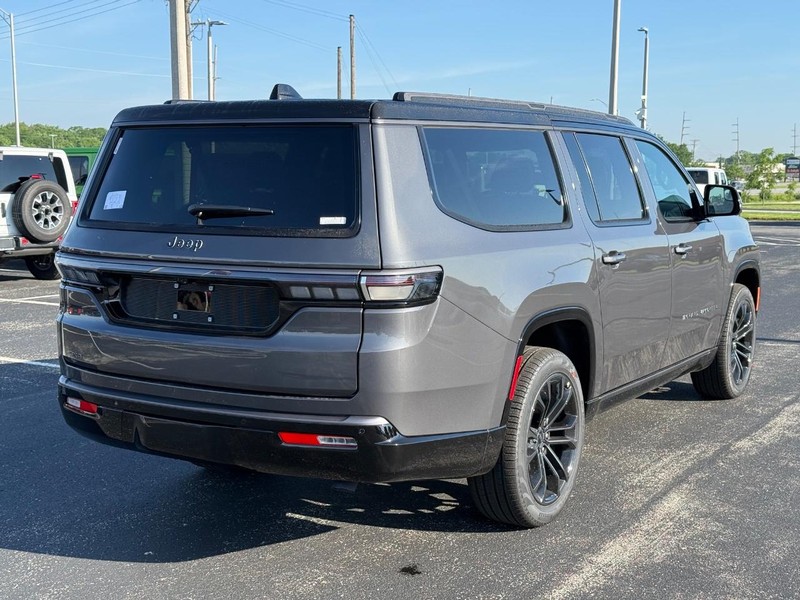 Jeep Grand Wagoneer L Vehicle Full-screen Gallery Image 3