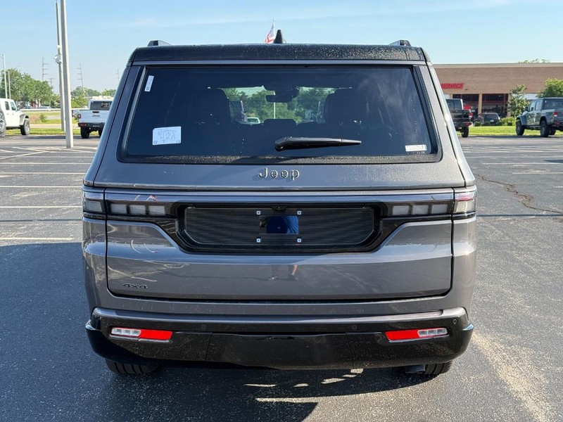 Jeep Grand Wagoneer L Vehicle Full-screen Gallery Image 4