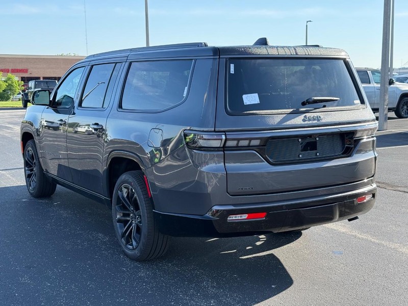 Jeep Grand Wagoneer L Vehicle Full-screen Gallery Image 5