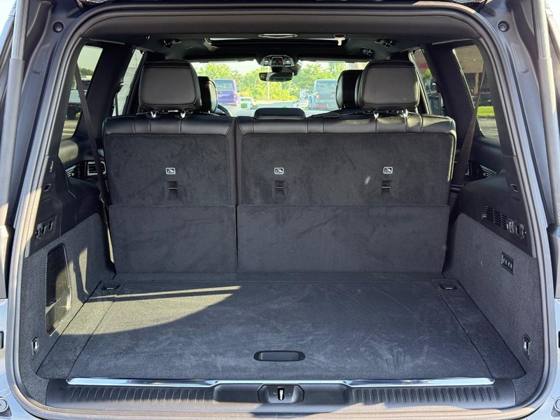 Jeep Grand Wagoneer L Vehicle Full-screen Gallery Image 7