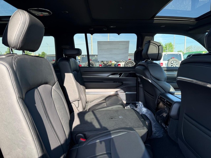 Jeep Grand Wagoneer L Vehicle Full-screen Gallery Image 11