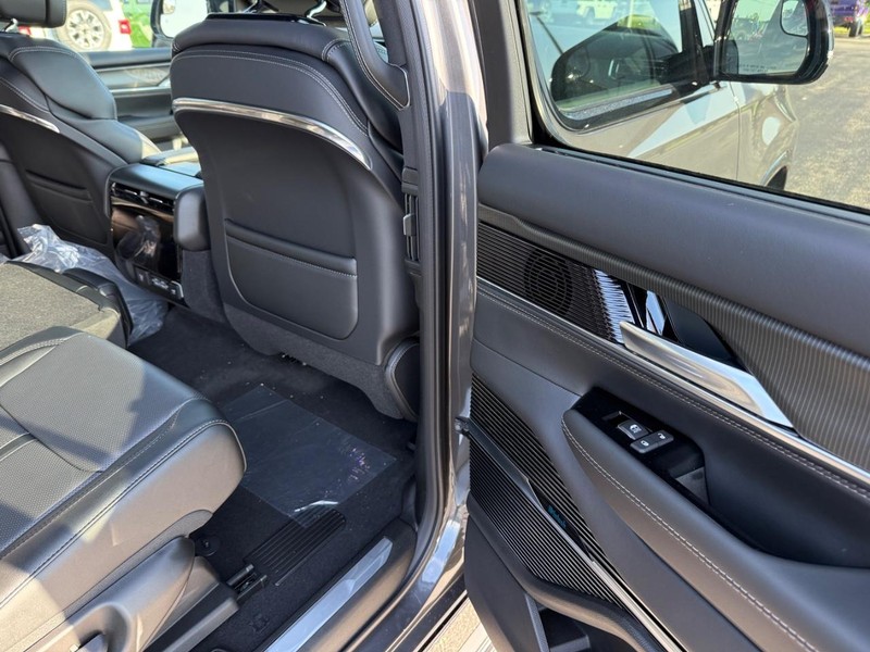 Jeep Grand Wagoneer L Vehicle Full-screen Gallery Image 12