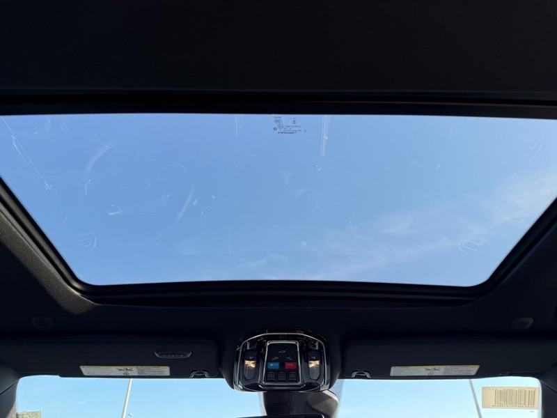 Jeep Grand Wagoneer L Vehicle Full-screen Gallery Image 14