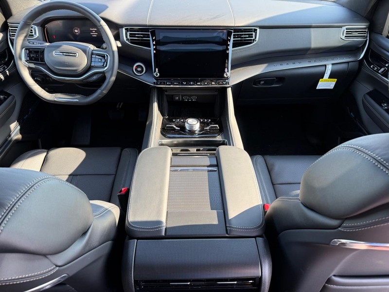 Jeep Grand Wagoneer L Vehicle Full-screen Gallery Image 15