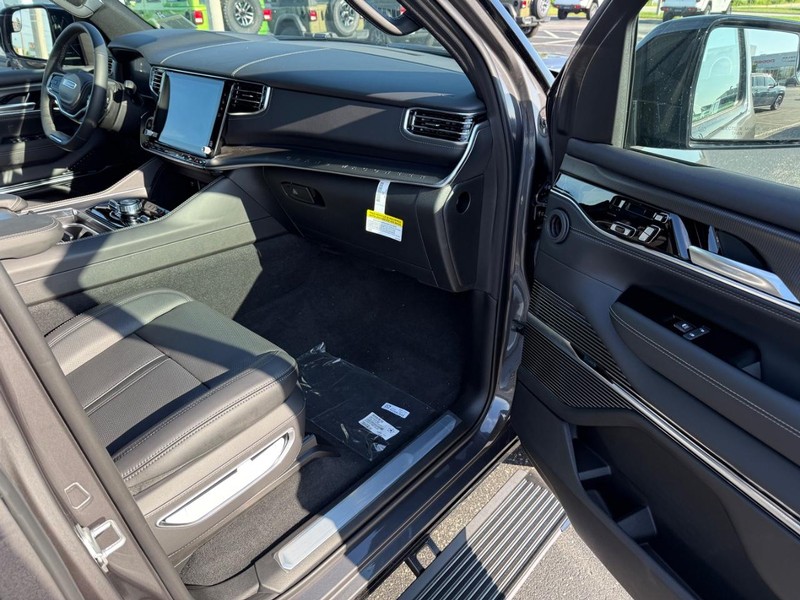Jeep Grand Wagoneer L Vehicle Full-screen Gallery Image 17