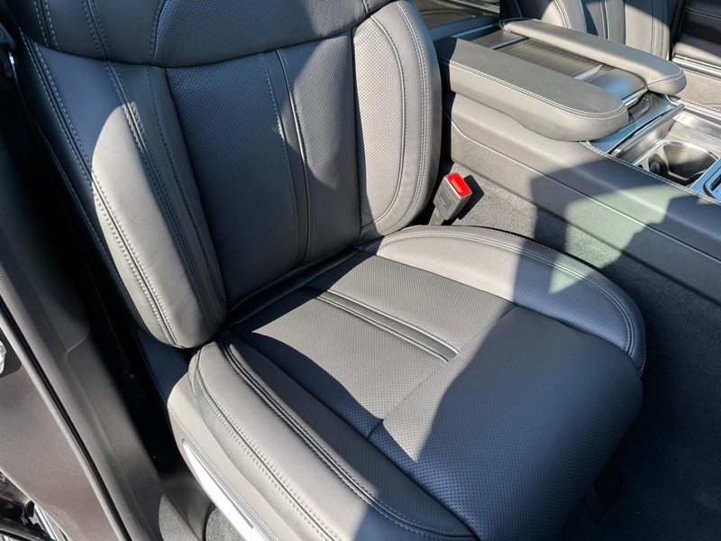 Jeep Grand Wagoneer L Vehicle Full-screen Gallery Image 18