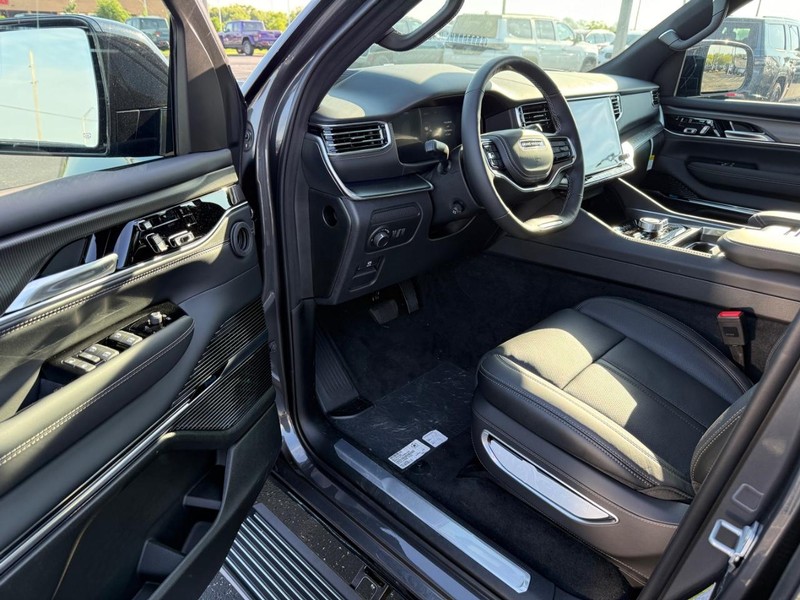 Jeep Grand Wagoneer L Vehicle Full-screen Gallery Image 19