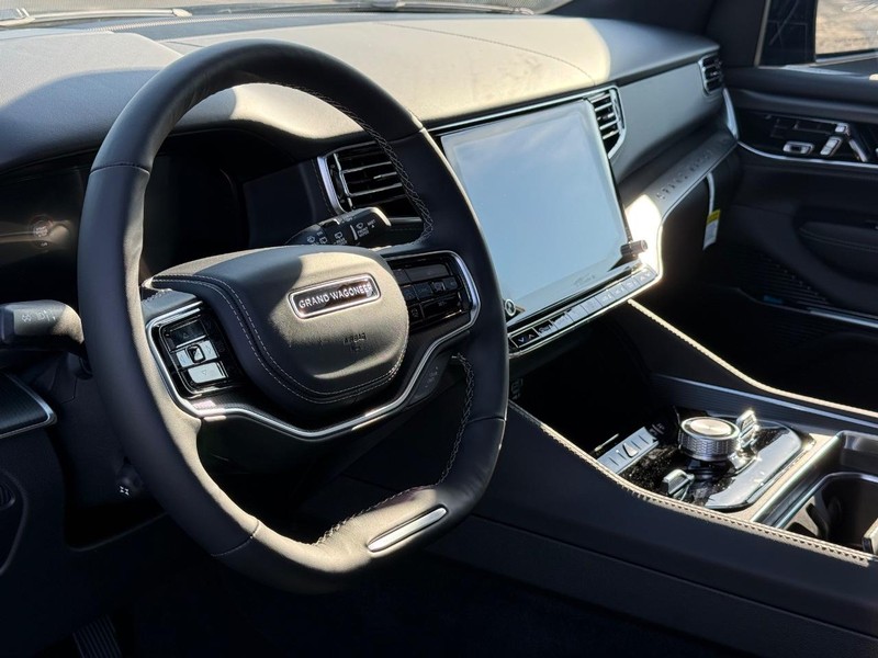 Jeep Grand Wagoneer L Vehicle Full-screen Gallery Image 21