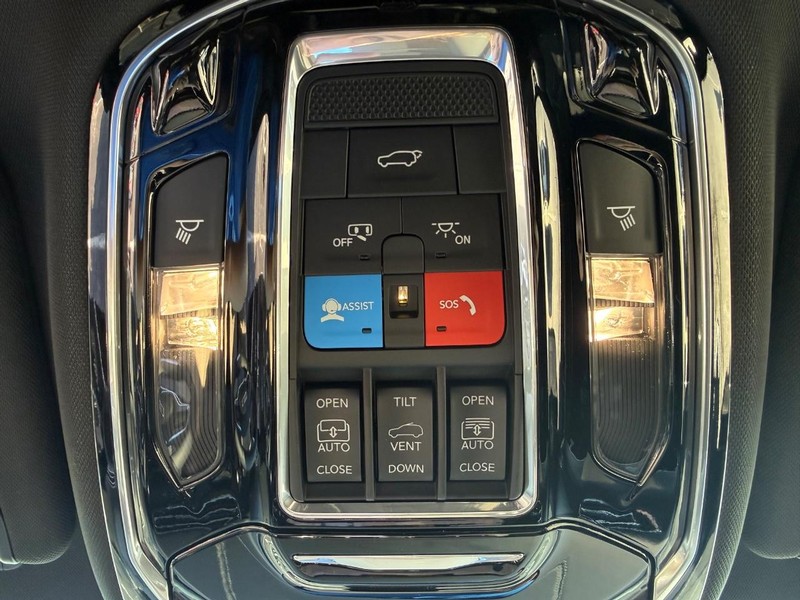 Jeep Grand Wagoneer L Vehicle Full-screen Gallery Image 29