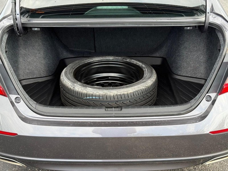 Honda Accord Sedan Vehicle Full-screen Gallery Image 7