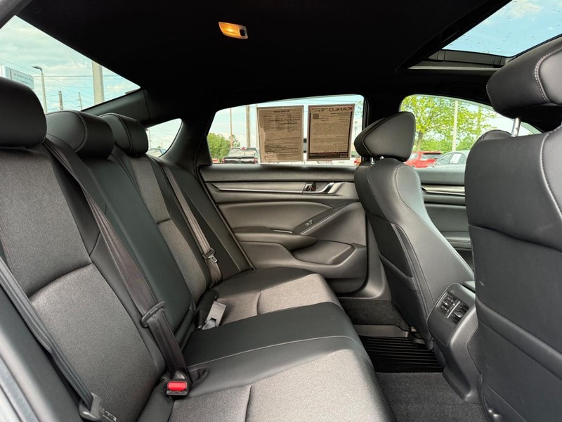 Honda Accord Sedan Vehicle Full-screen Gallery Image 11