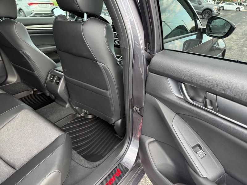 Honda Accord Sedan Vehicle Full-screen Gallery Image 12