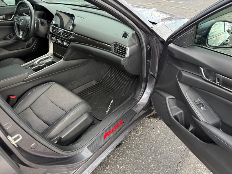 Honda Accord Sedan Vehicle Full-screen Gallery Image 16