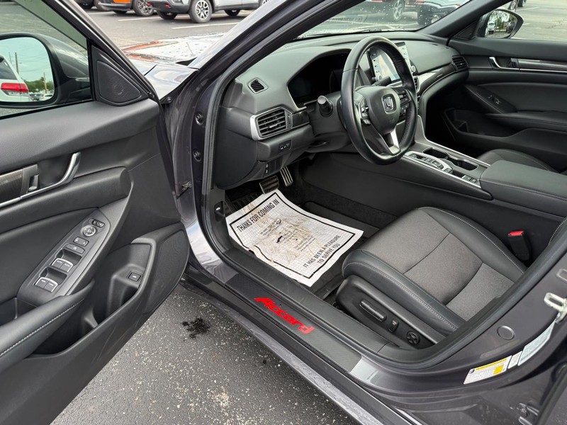 Honda Accord Sedan Vehicle Full-screen Gallery Image 18