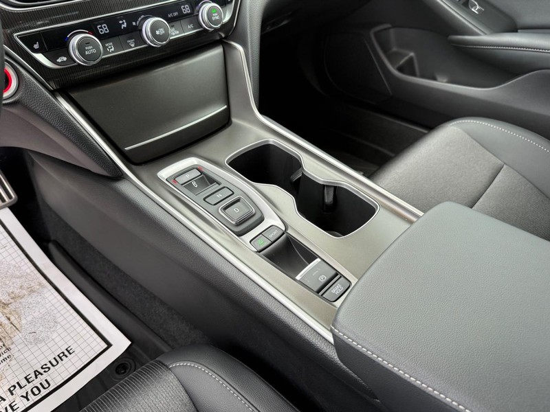 Honda Accord Sedan Vehicle Full-screen Gallery Image 28
