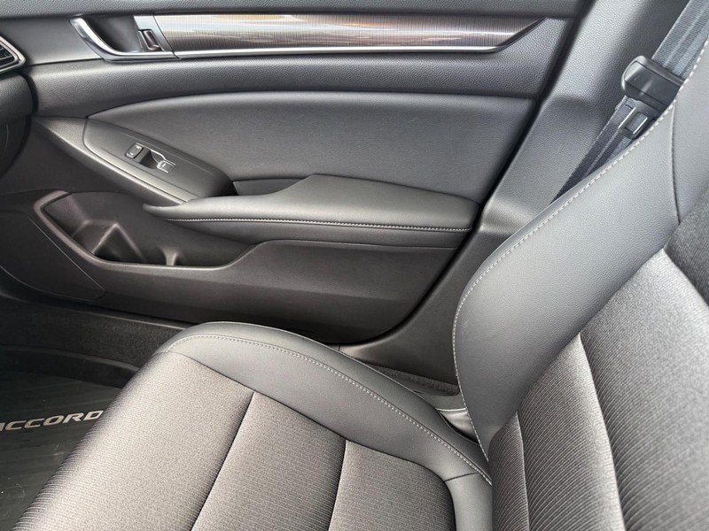 Honda Accord Sedan Vehicle Full-screen Gallery Image 29