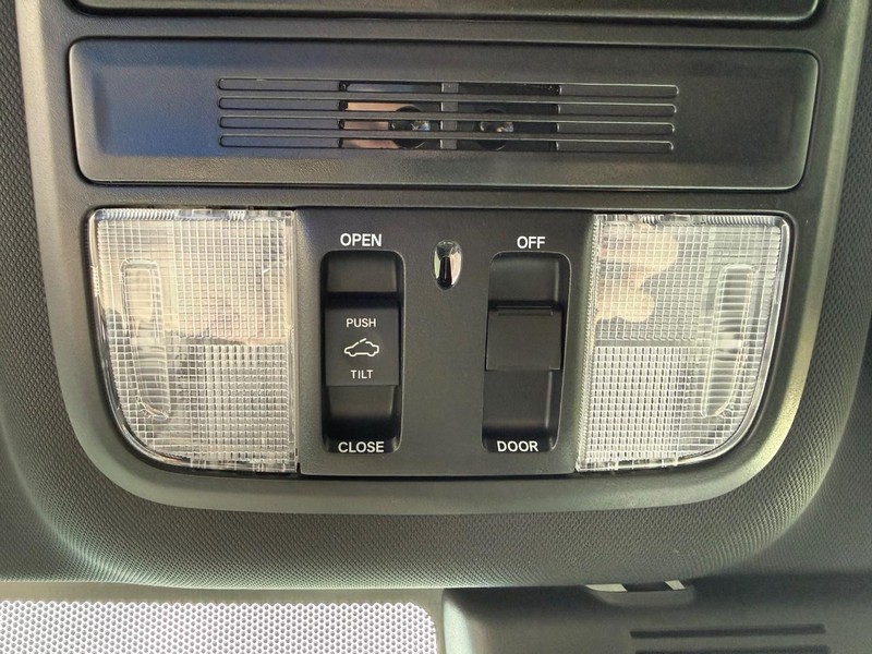 Honda Accord Sedan Vehicle Full-screen Gallery Image 30