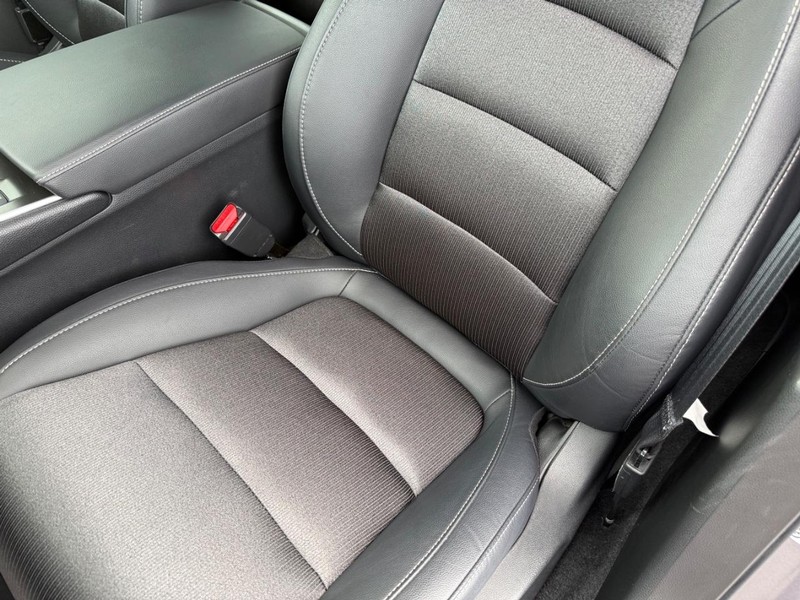Honda Accord Sedan Vehicle Full-screen Gallery Image 33