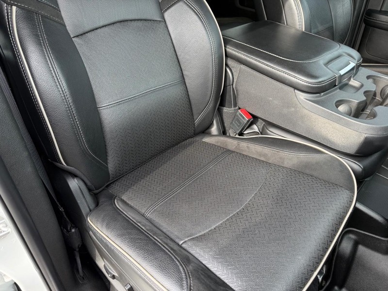 Ram 2500 Vehicle Full-screen Gallery Image 16