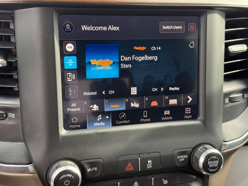 Ram 2500 Vehicle Full-screen Gallery Image 24
