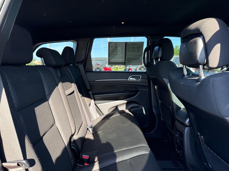 Jeep Grand Cherokee Vehicle Full-screen Gallery Image 11