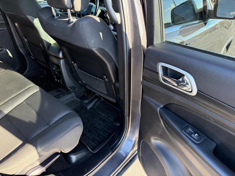 Jeep Grand Cherokee Vehicle Full-screen Gallery Image 12